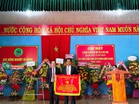 Ông Lê Ngọc Trung, PCT Liên minh HTX Quảng Nam trao Cờ thi đua của LM HTXVN cho HTX